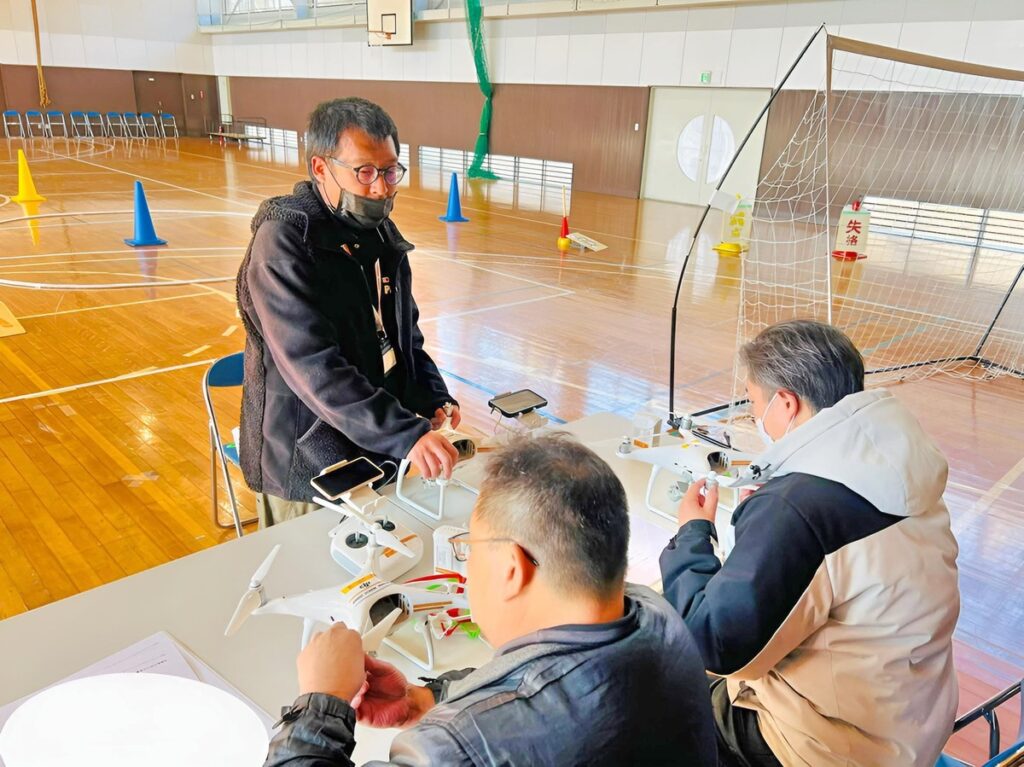 初日。オリエンから実地行動は飛行前点検からスタート。16大項目あり目視緩衝確認します