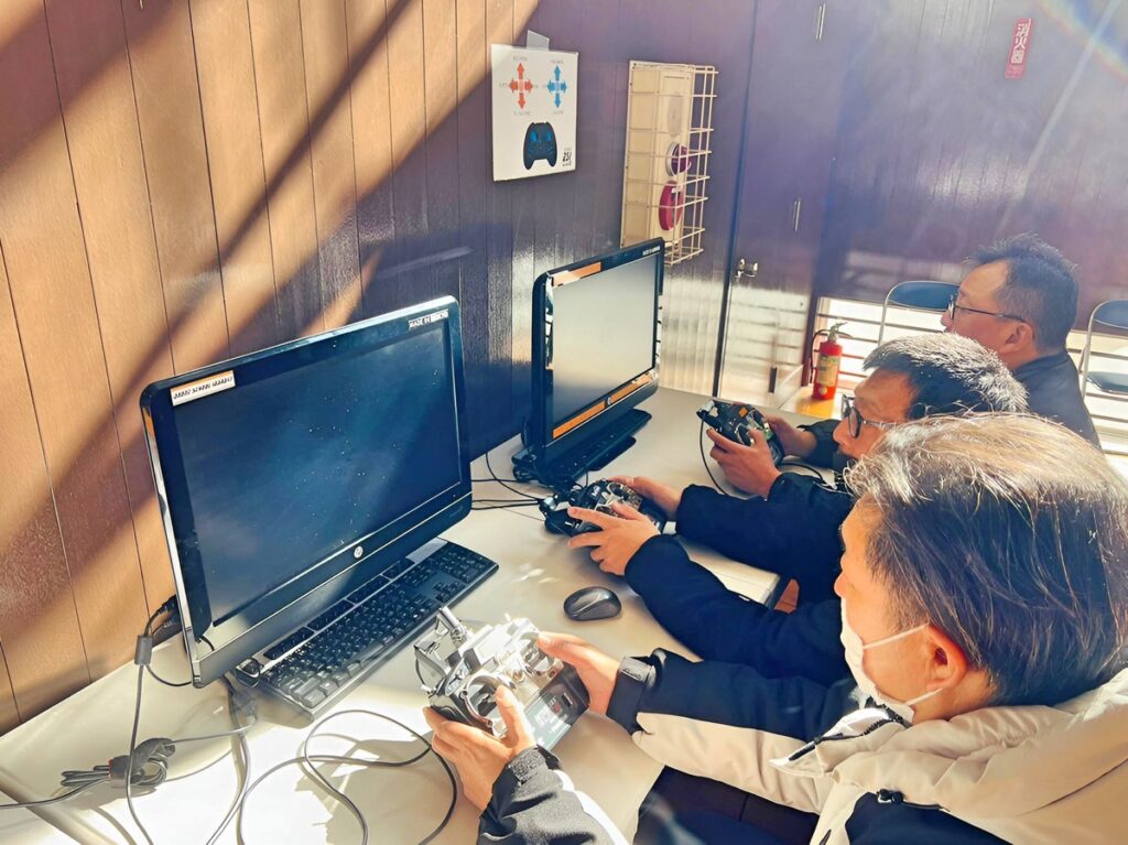 操舵入力にはフライトシュミレーターを活用。ドローン飛行はとてもデリケートなため1mmと言う入力を実施