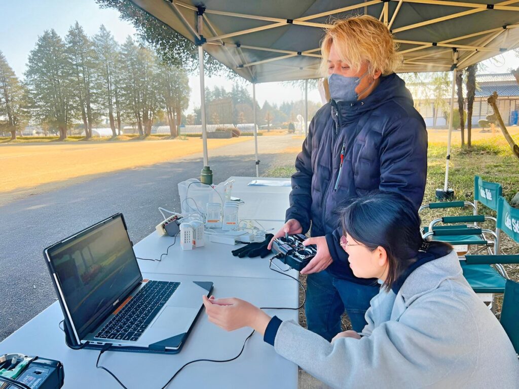 こちらはフライトシュミレーターにて当て舵入力訓練。GNSSをOFFにするため風速対応に逆進入力を実施