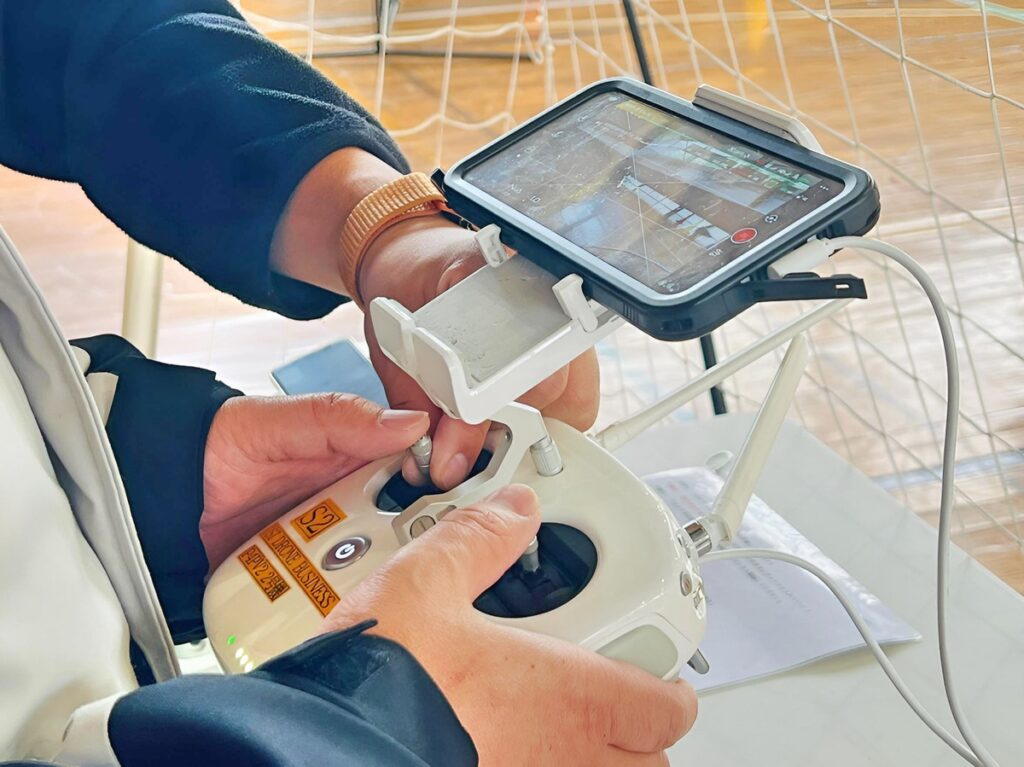 操舵支援中。入力感覚が掴み難い飛行に教官が1mm2mmの操舵支援を実施しています。感覚訓練です