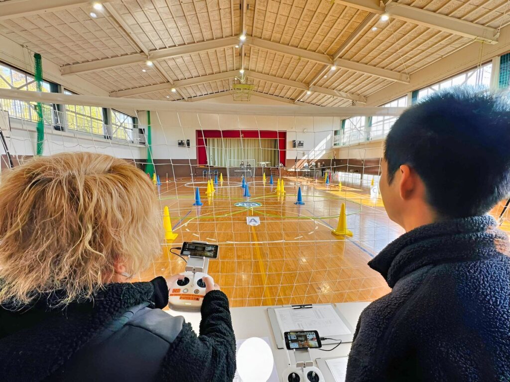 実地行動開始。まずは教官による見本飛行を図るのあと、いよいよ飛行訓練開始です