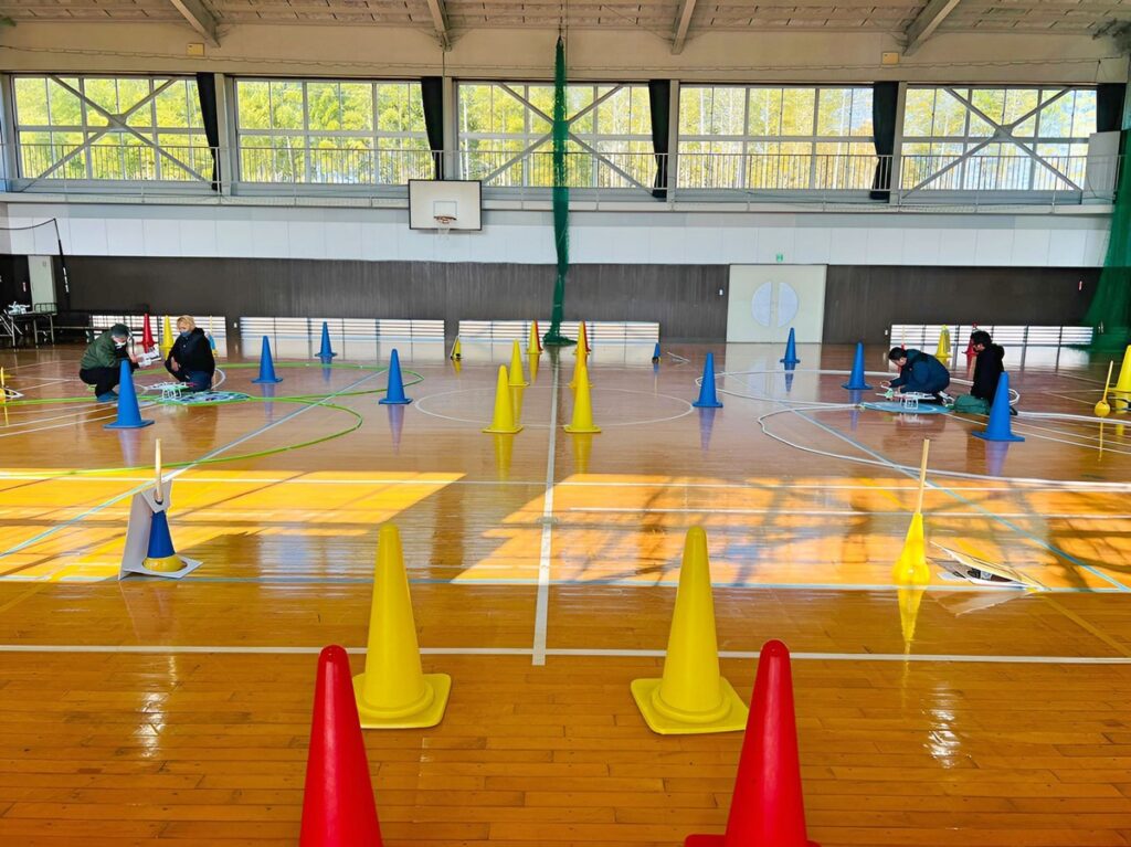 本日は2コート設営。屋内はポカポカ陽気の中実地訓練です。飛行前点検から開始します