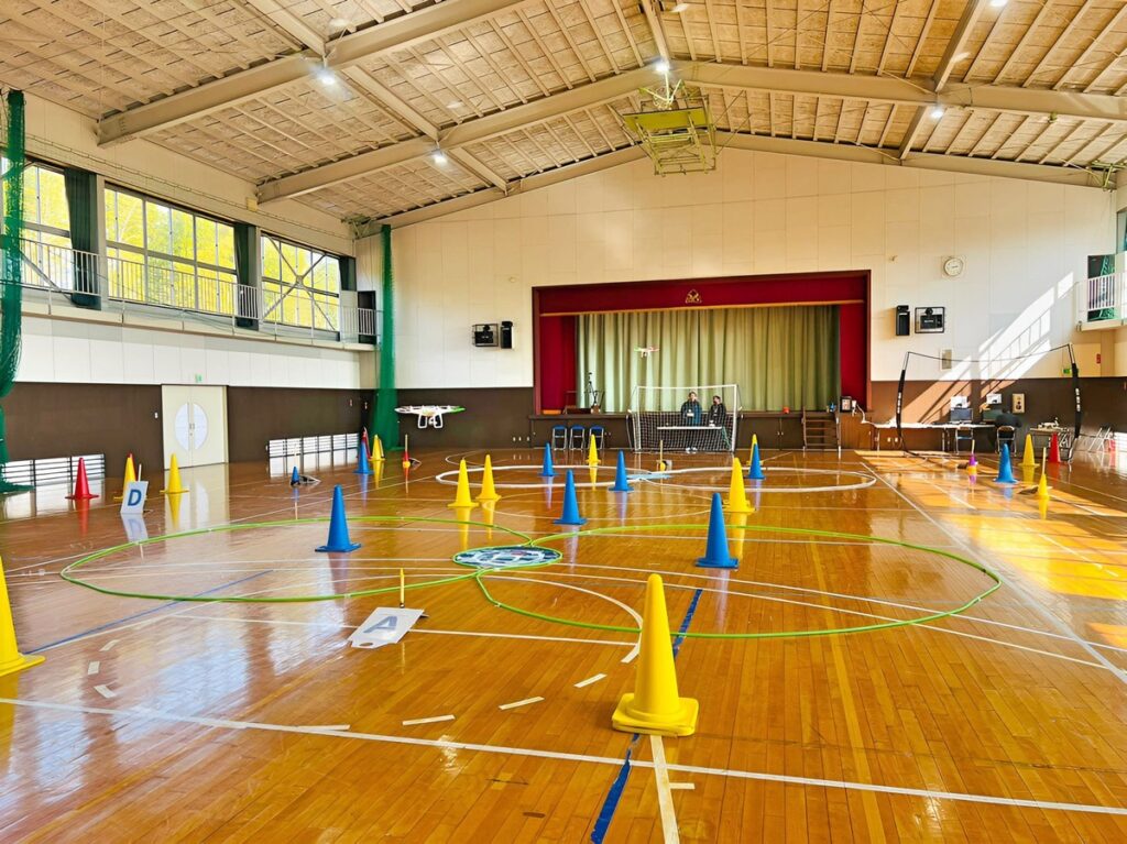 四方向のホバリングからスクエア飛行、8の字飛行へ移行します。各自課題取り組む特化訓練はその後です