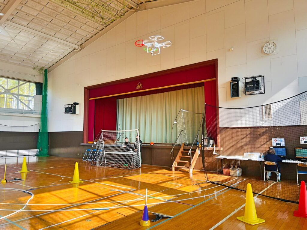 3.5mスクエア飛行中。対面よりも側面が難しい。機首を正しい進行方向に向けないと軌道逸脱するからです