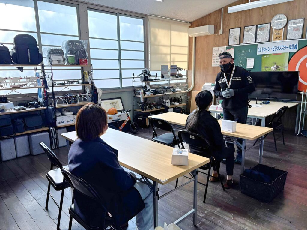 飛行訓練前ブリーフィング。各自の課題ヒヤリングと試験に向けてのレクチャーです