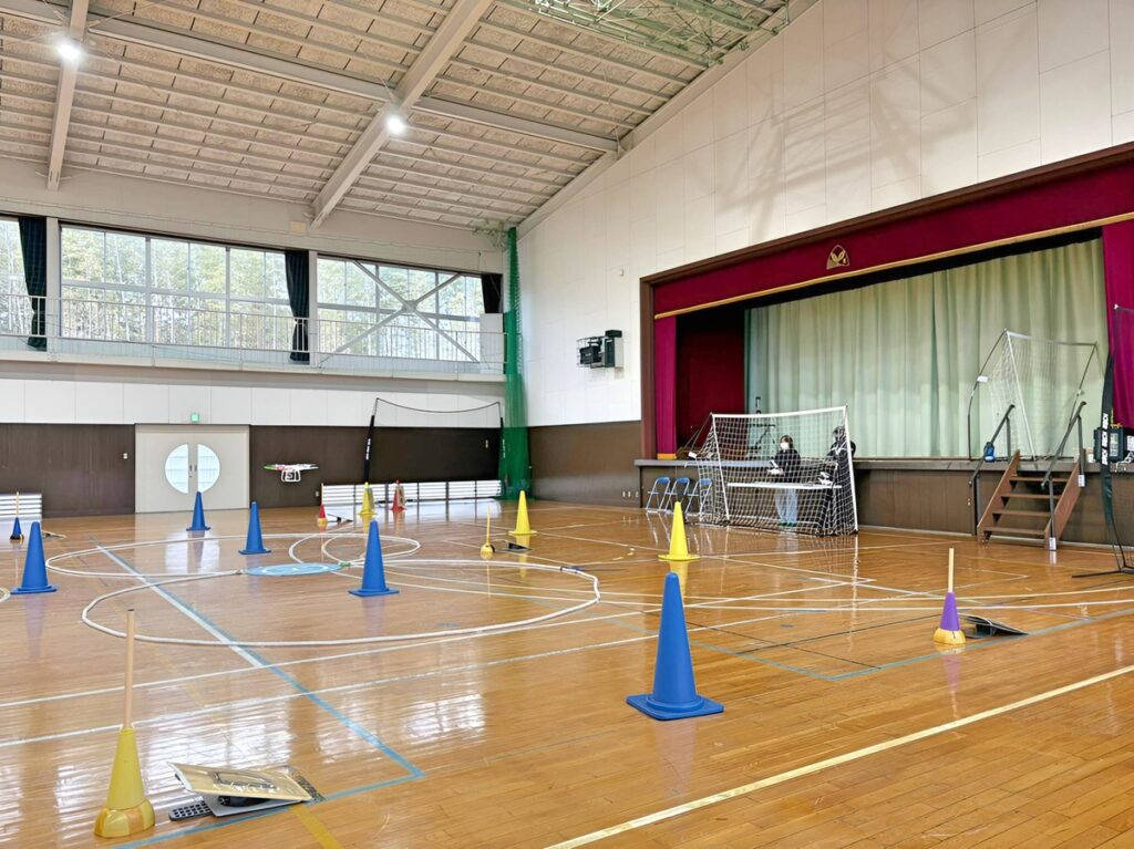 「飛行前点検」高度1.5m 四操舵(前後進・左右・両回転・上降昇)及びカメラ起動・映像転送の確認