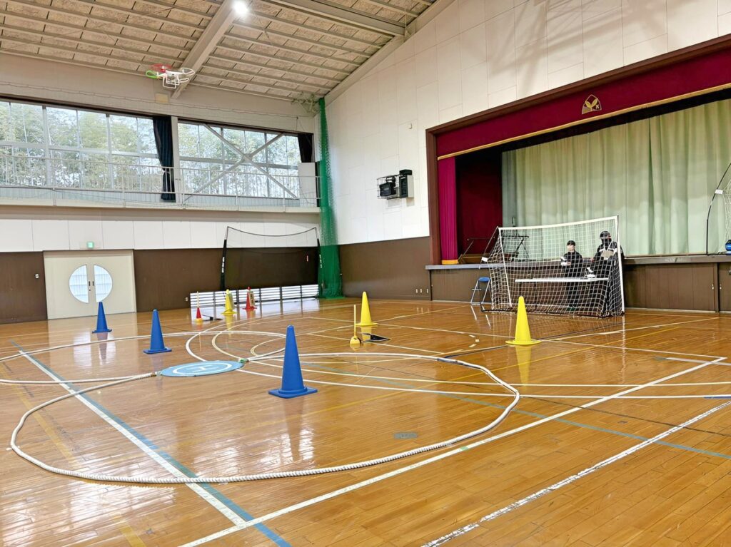 「実技審査」1.5mから3.5mの高度変化を伴うスクエア飛行(四角)。C-D地点の側面飛行がポイント