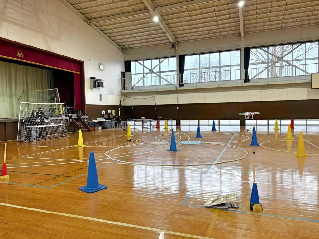 「実技審査」高度1.5m上昇後ホバリング・8の字飛行(時計周り、反時計回り)を2周。最も難操舵です