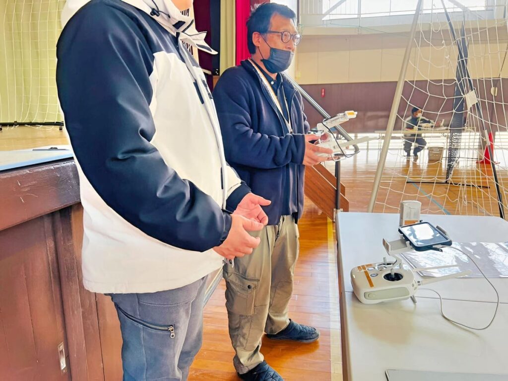 8の字飛行を手解き。機首が回転しながら進行する操舵に苦戦中です。機動はしても軌道に沿う飛行が重要です