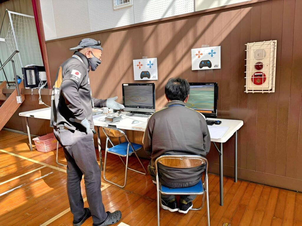 フライトシュミレーターの活用法をアドバイス。機首方向など機首前進の操舵入力を訓練します