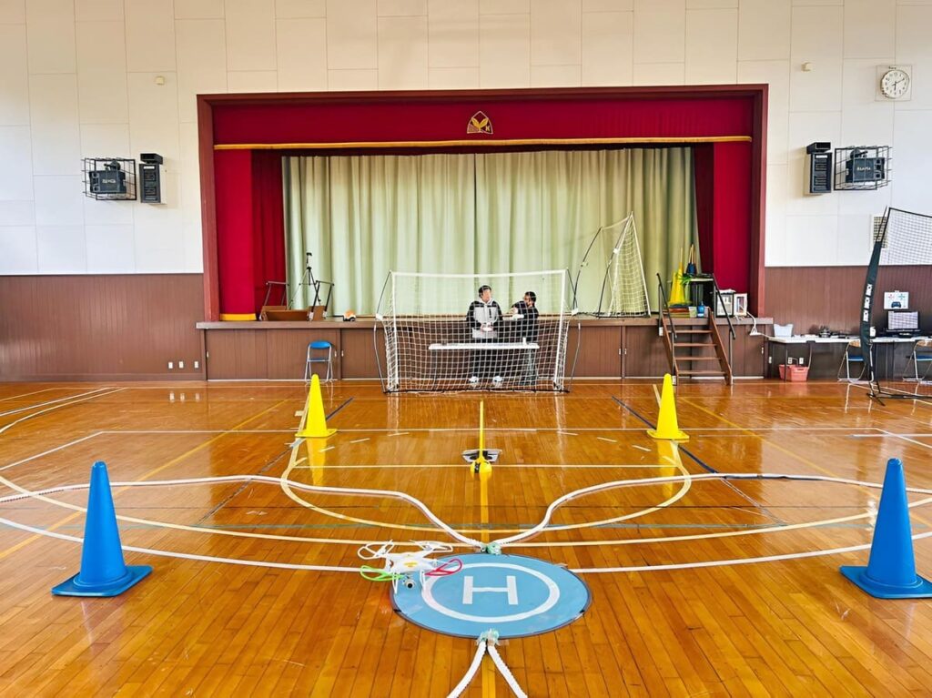 ドローン機動性について指導中。正面、側面、対面飛行とそれぞれ操舵入力が変わるため基礎技能は不可欠です