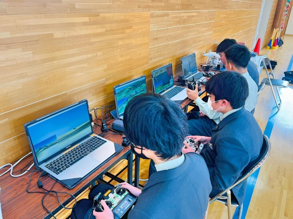 フライトシュミレーターはゲーム感覚のようです。皆さんとても楽しんでおられます