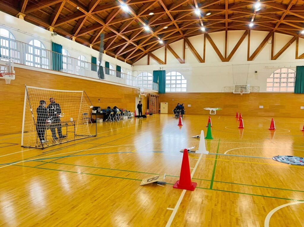 手前は実機を用いた飛行体験。二等講習に向けた初歩起動確認です