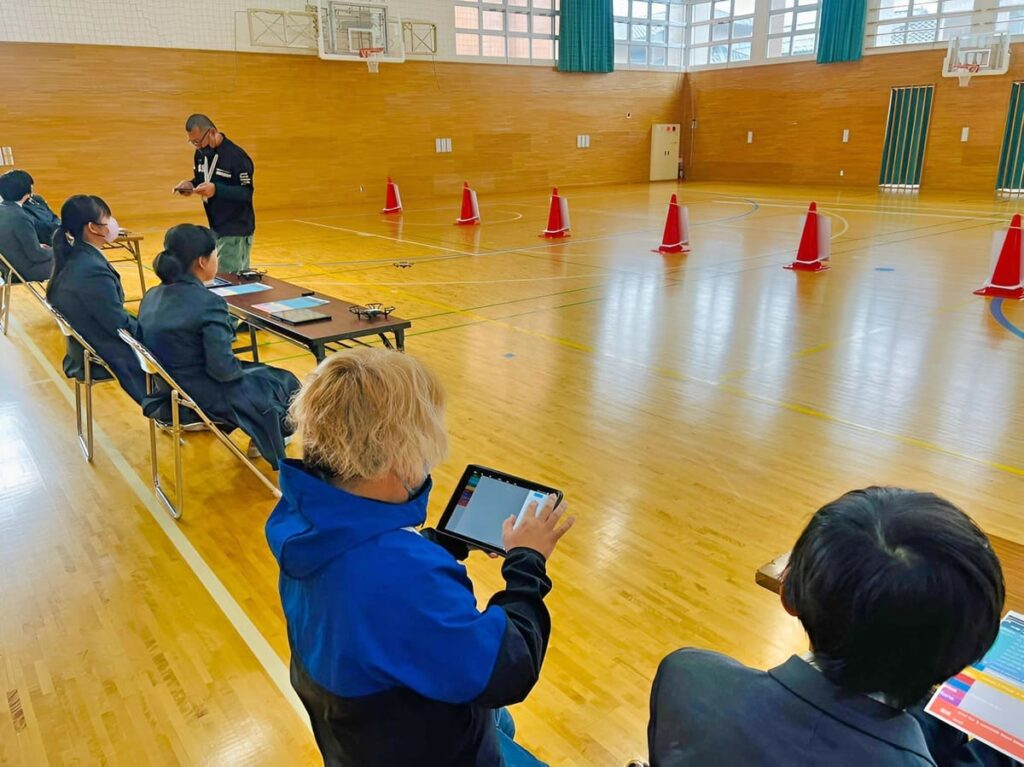 こちらは「プログラム飛行」スクラッチ式のプログラムで誰でも簡単に入力操舵が可能です