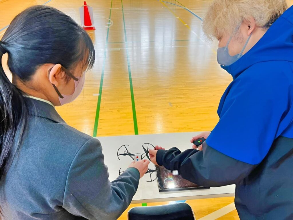 プログラム機はDJI TELLOです。リアル飛行も楽しめ、操縦する楽しさを学びます