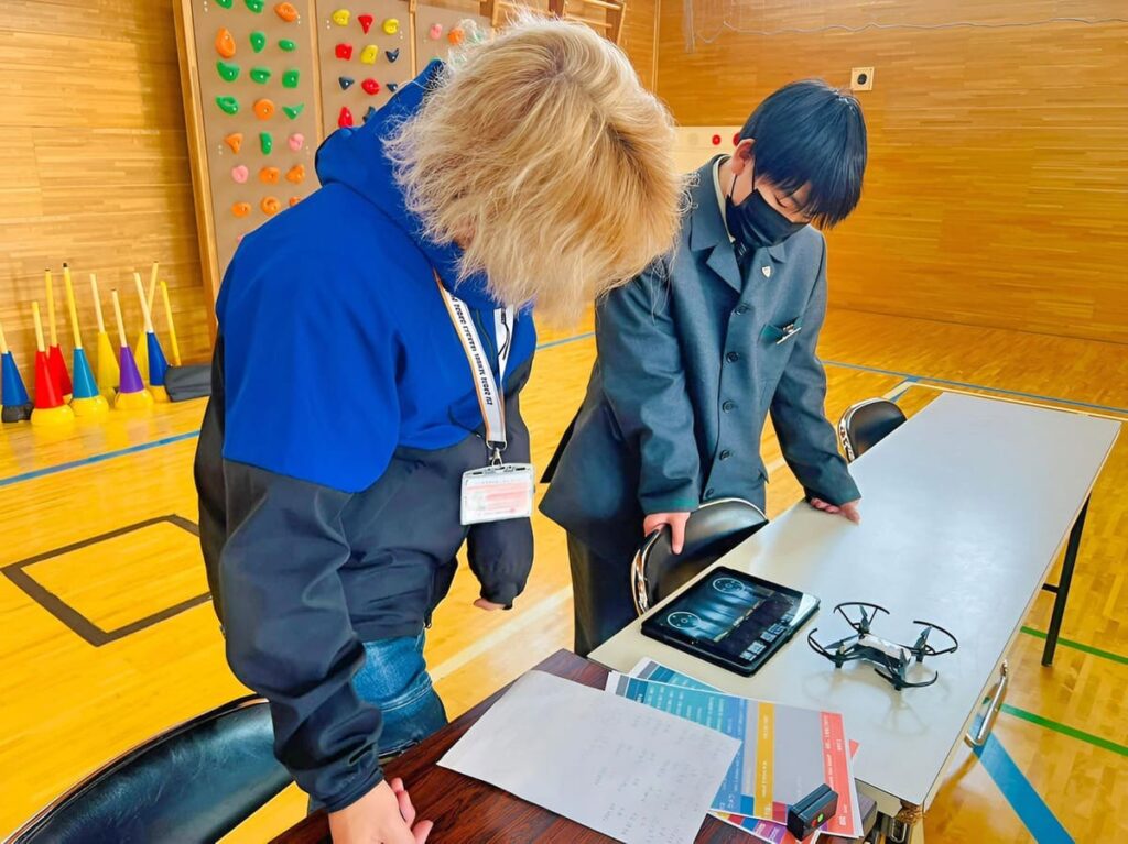 プログラムについて次のステップを指導。複雑な軌道をプログラムし、思うように飛行しないようです