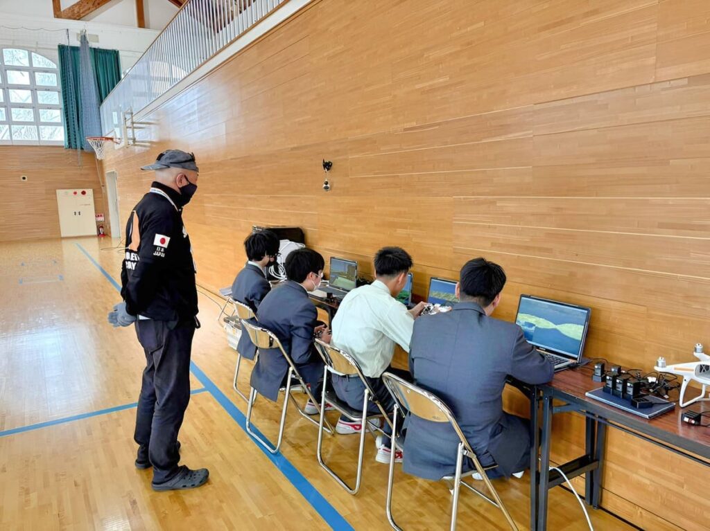 フライトシュミレーターはいくつもステージを用意。レベルアップした飛行プログラムを組んでます