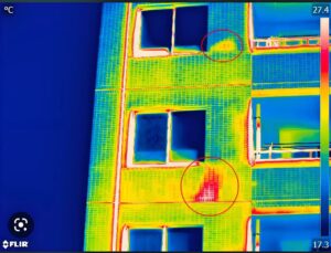ドローンで撮影した赤外線映像により、建物や設備の温度差や異常箇所を可視化している様子