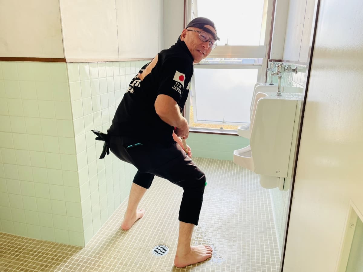 校舎内の設備点検中に清掃作業を行うドローンスクールのスタッフ