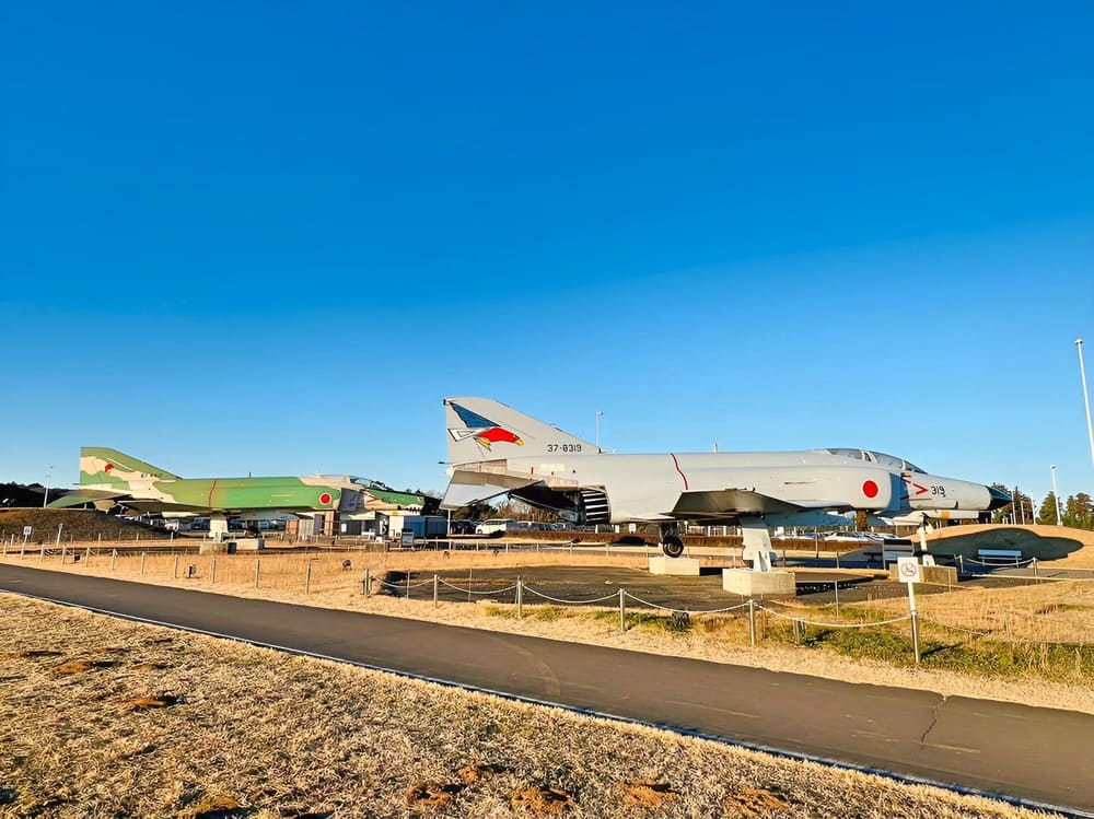 茨城空港横の航空機展示（来校時の目印・DSIドローン・ビジネススクール茨城アクセスランドマーク）