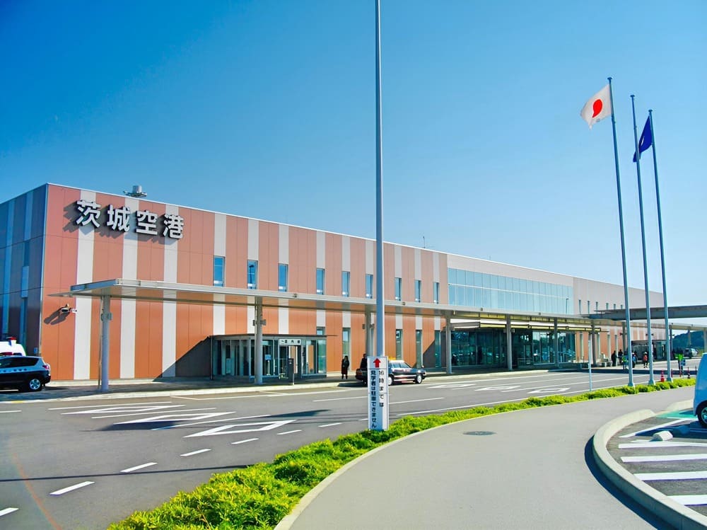 茨城空港ターミナル外観（DSIドローン・ビジネススクール茨城 最寄り空港・小美玉市）