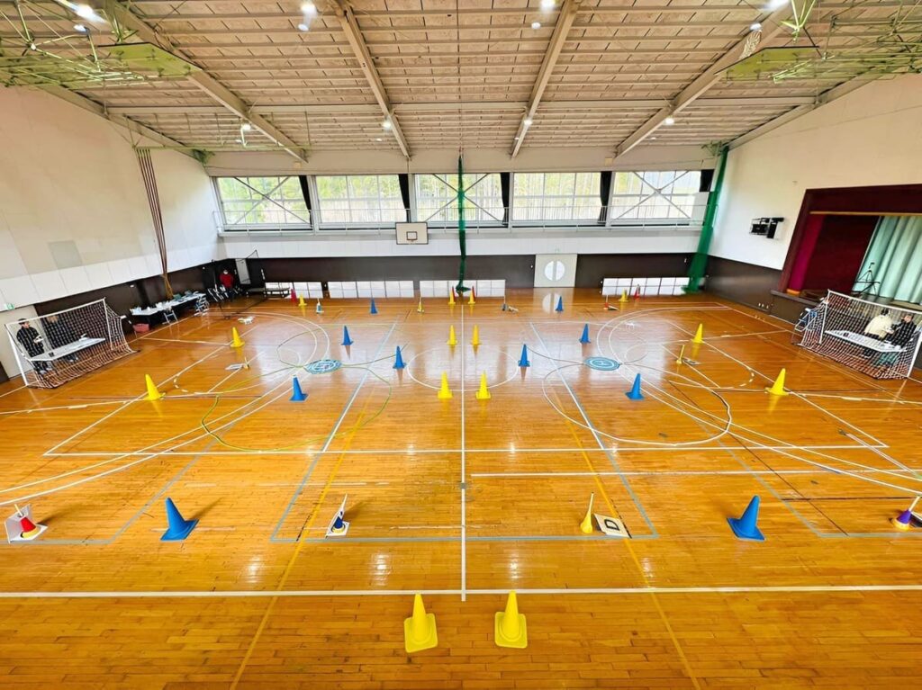 2コート体制で実地飛行訓練です。屋内訓練場は明るく広くとても良い環境下です