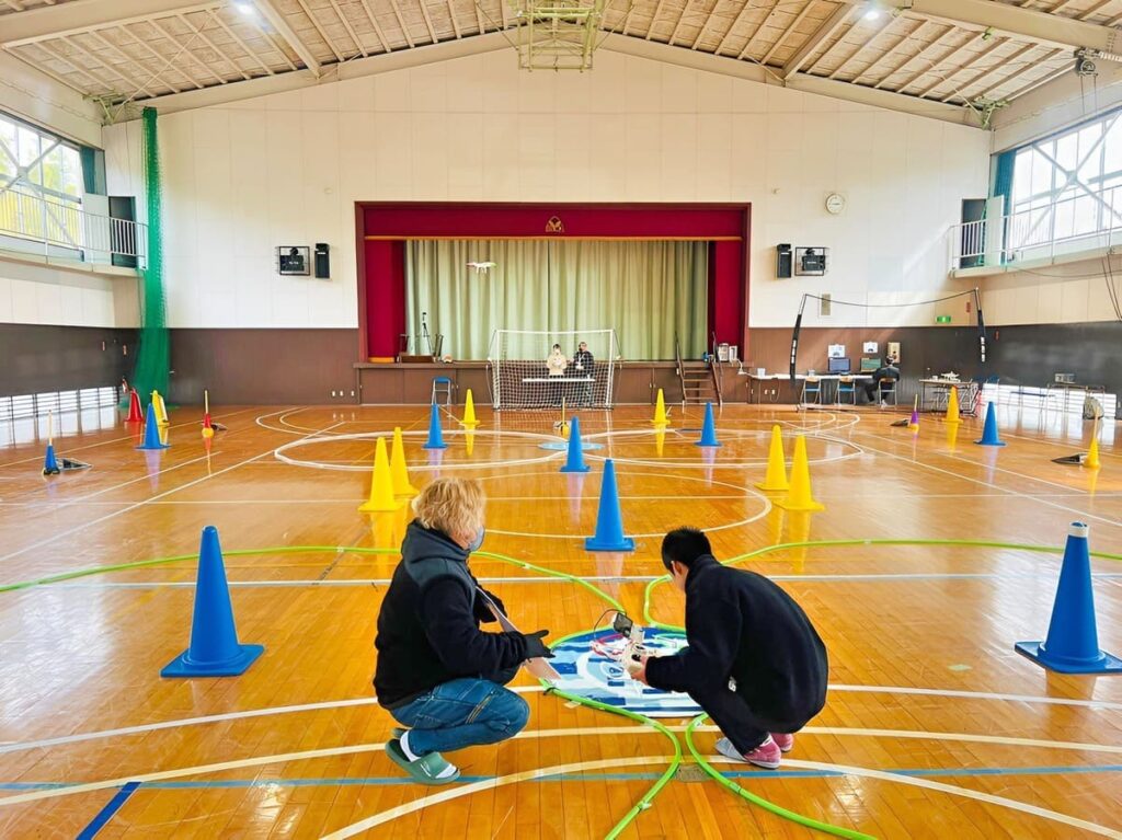 飛行前最終点検中。システムパラメーターを目視確認していよいよ起動離陸です