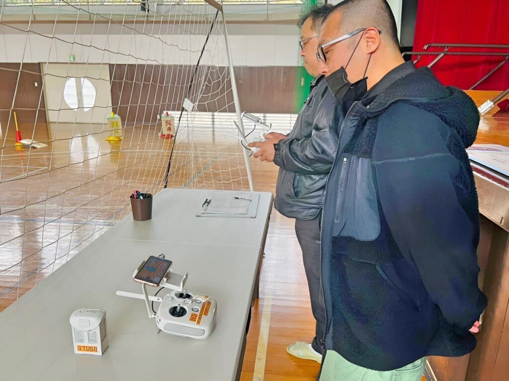 「目視内限定変更」飛行訓練中。モニター飛行に徹するため、目視と機体動向に注視します