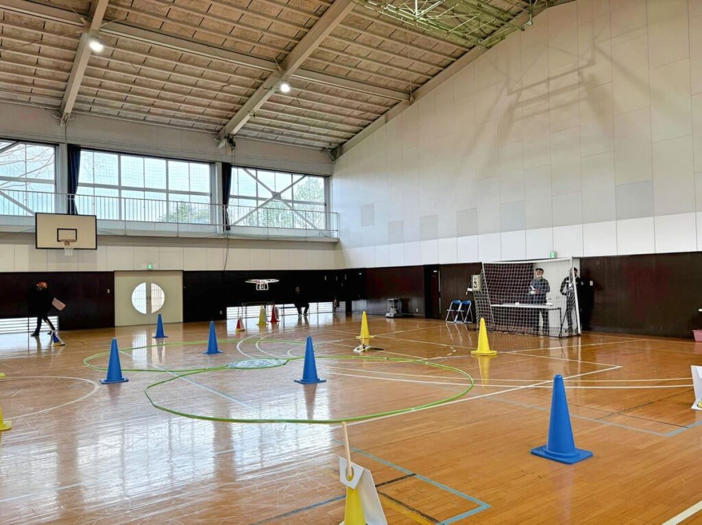 「飛行前点検」高度1.5m 四操舵(前後進・左右・両回転・上降昇)及びカメラ起動・映像転送の確認