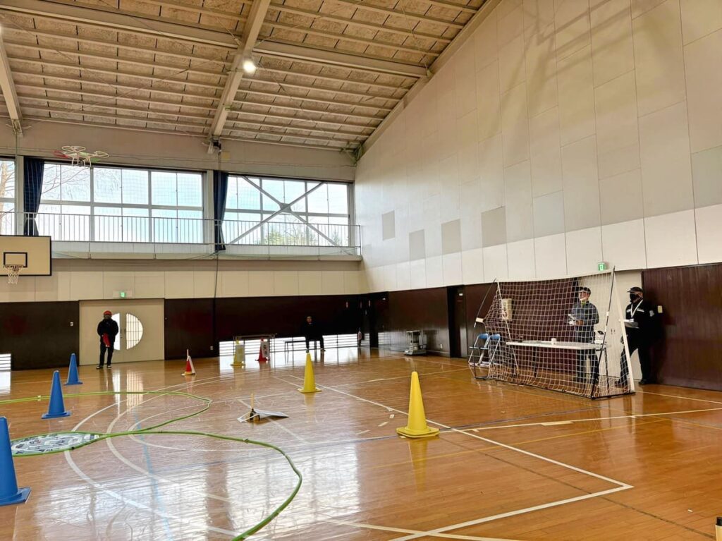 「実技審査」1.5mから3.5mの高度変化を伴うスクエア飛行(四角)。C-D地点の側面飛行がポイント