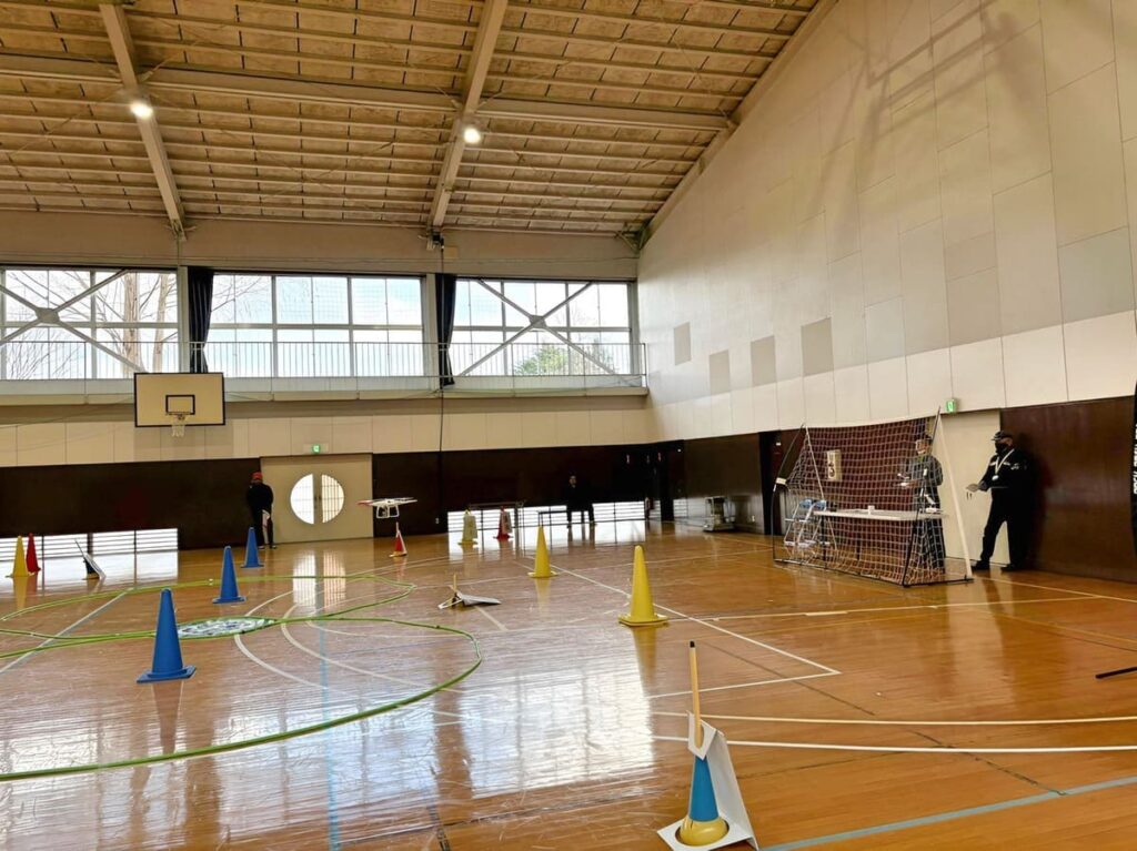 「実技審査」高度1.5m上昇後ホバリング・8の字飛行(時計周り、反時計回り)を2周。最も難操舵です