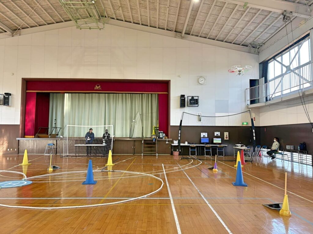 「実技審査」1.5mから3.5mの高度変化を伴うスクエア飛行（四角）。C-D地点の側面飛行がポイント