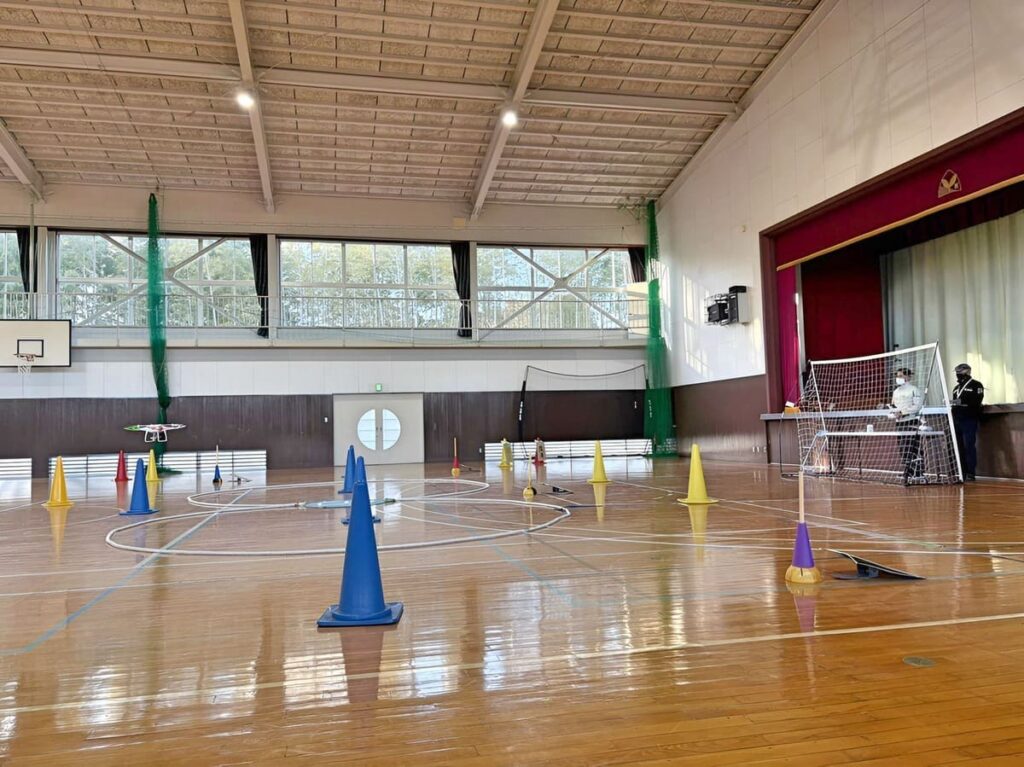 「実技審査」高度1.5m上昇後ホバリング・8の字飛行（時計周り、反時計回り）を2周。最も難操舵です