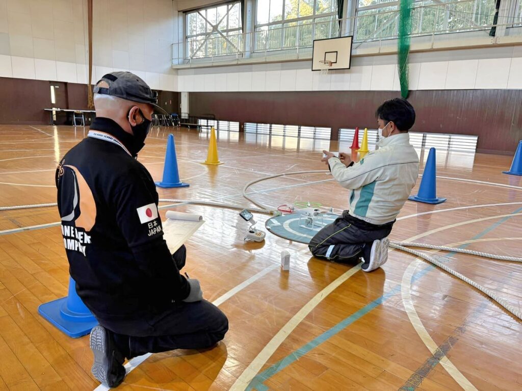 「飛行後点検」8大項目に及ぶ目視緩衝点検。電源OFF後飛行前点検同様でゴミ埃の付着を追加点検します