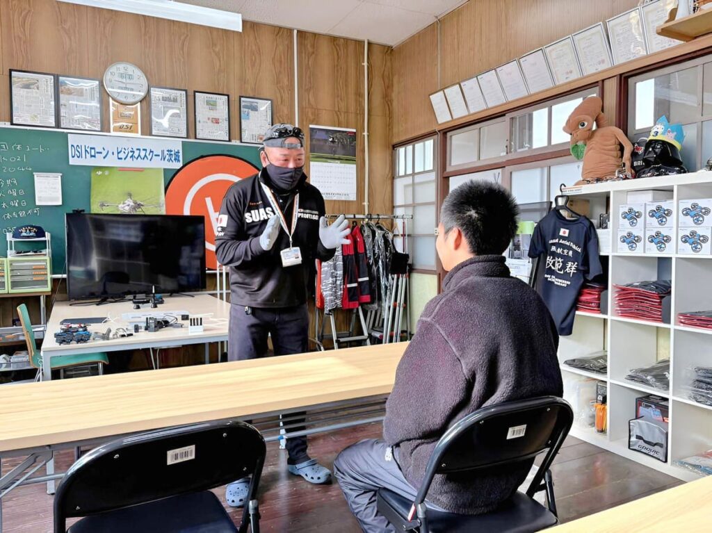 飛行訓練前ブリーフィング。課題の確認と修検に向けてのポイントや訓練中の注意事項の共有など