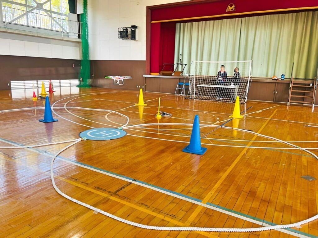 さぁ8の字飛行開始です。8の字は全ての操舵技術が詰まった究極の飛行です。直径たった5m