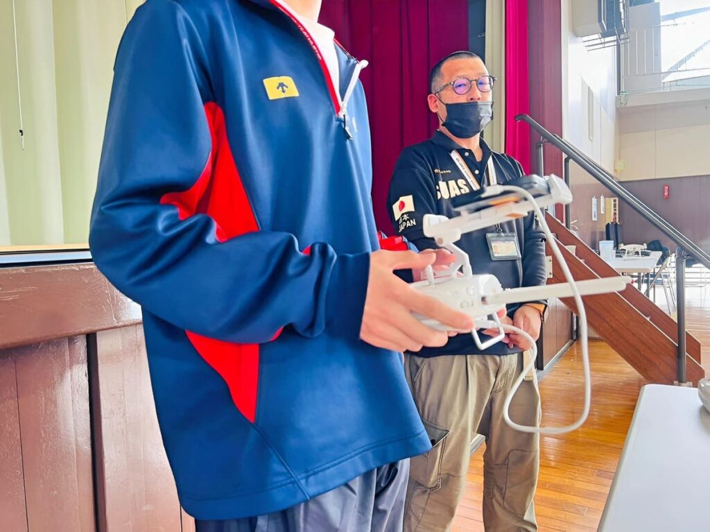 教官は随時指の動きを見て適切なアドバイスを送ります。実際手解きをしながらコントロールも行います