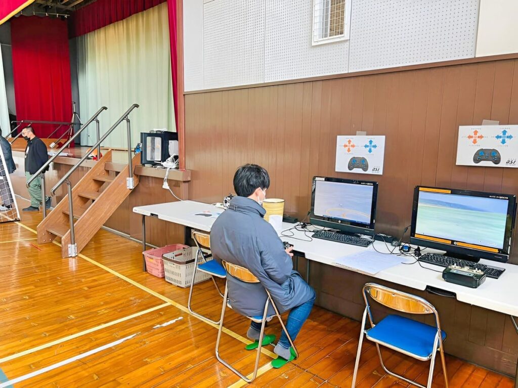 フライトシュミレーターで基本操舵を重複します。8の字飛行専用のプログラムを組んでます