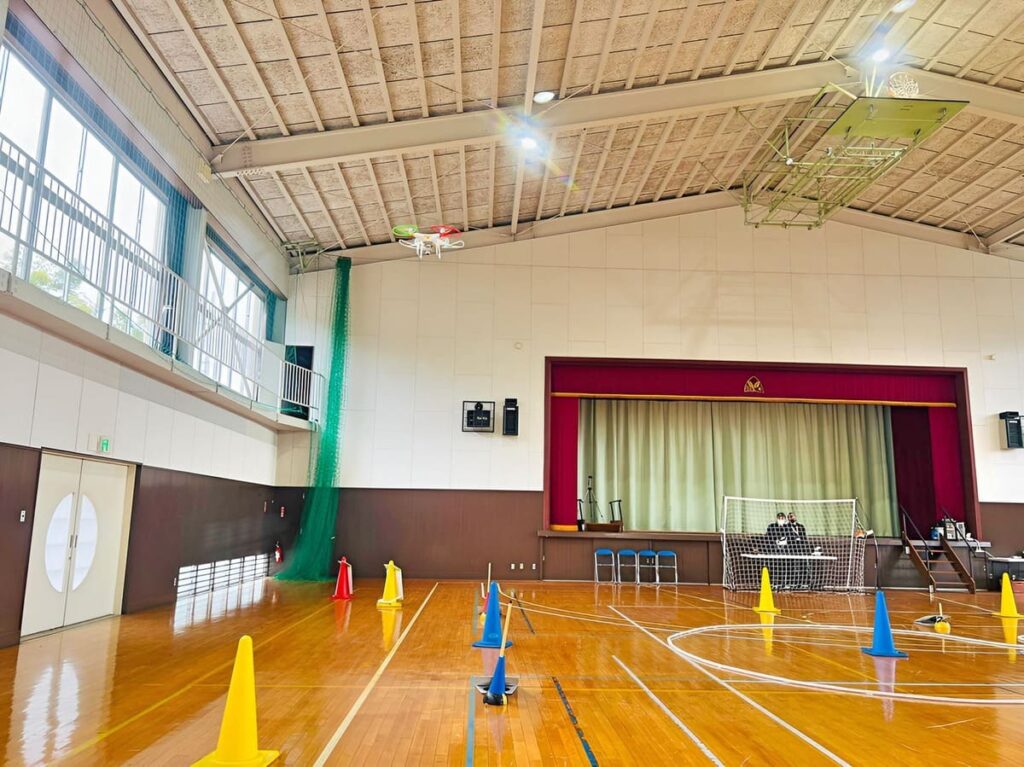 スクエア飛行。操舵者から最大で13mの距離になります。空間認識が問われます