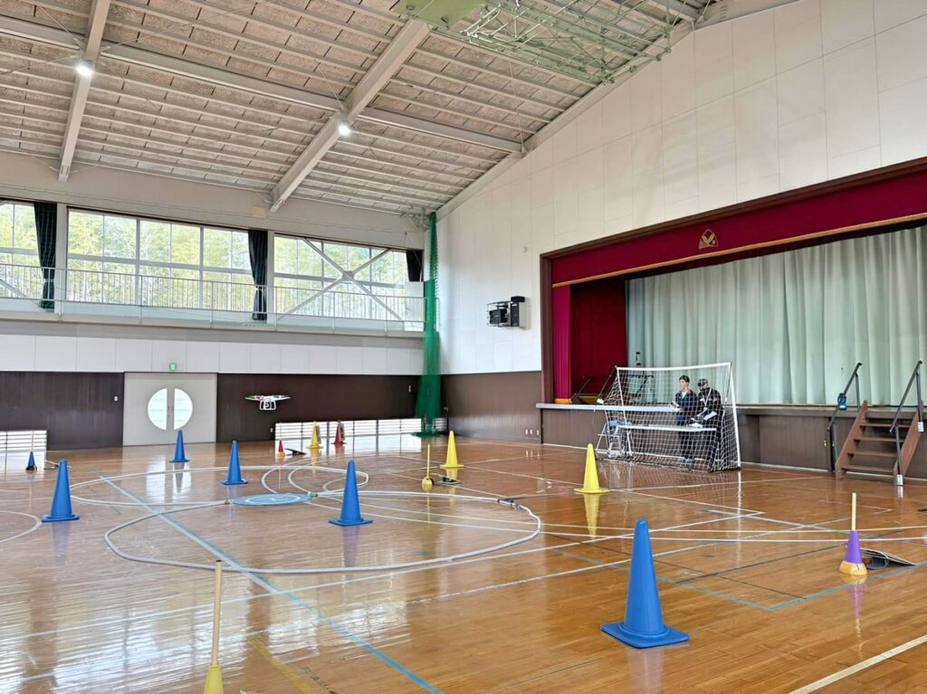 「飛行前点検」高度1.5m 四操舵（前後進・左右・両回転・上降昇）及びカメラ起動・映像転送の確認