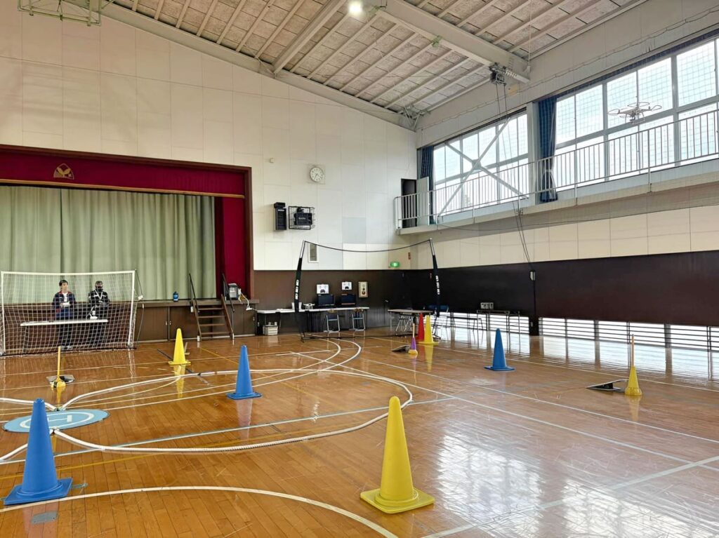 「実技審査」1.5mから3.5mの高度変化を伴うスクエア飛行（四角）。C-D地点の側面飛行がポイント賞