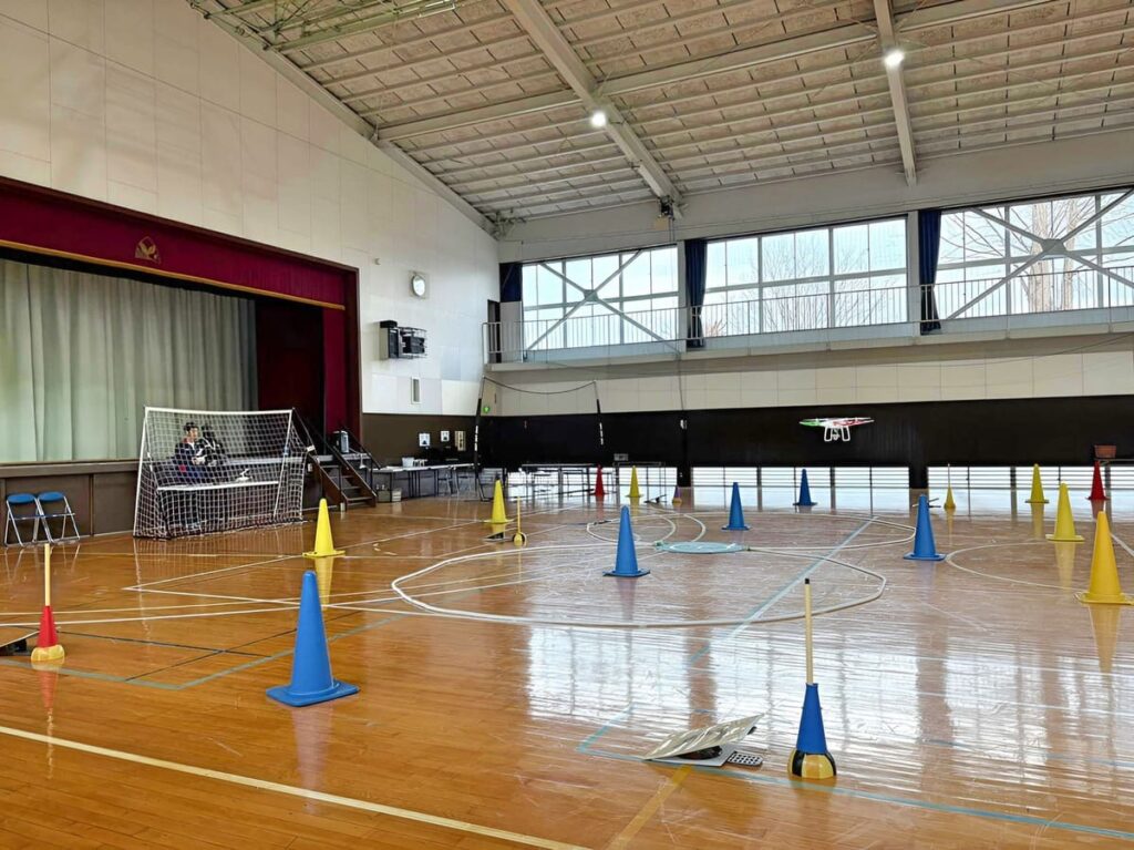 「実技審査」高度1.5m上昇後ホバリング・8の字飛行（時計周り、反時計回り）を2周。最も難操舵です