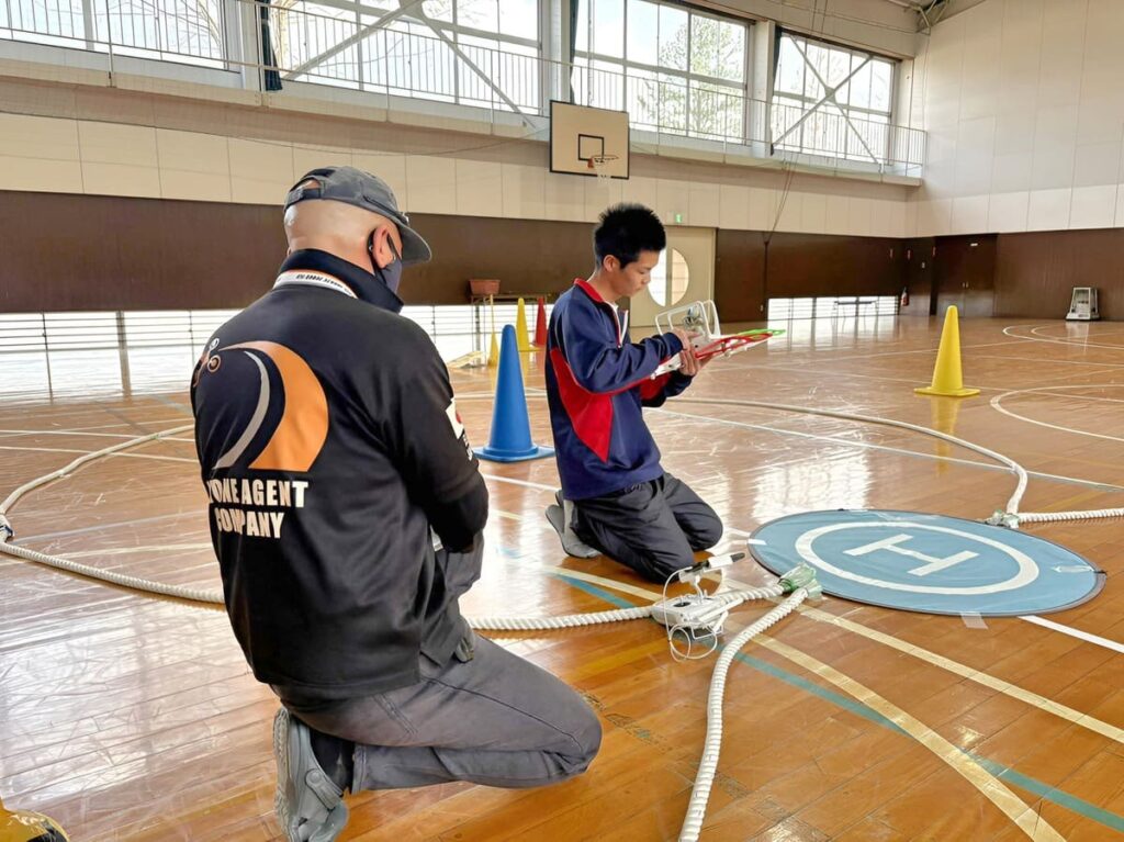 「飛行後点検」8大項目に及ぶ目視緩衝点検。電源OFF後飛行前点検同様でゴミ埃の付着を追加点検します