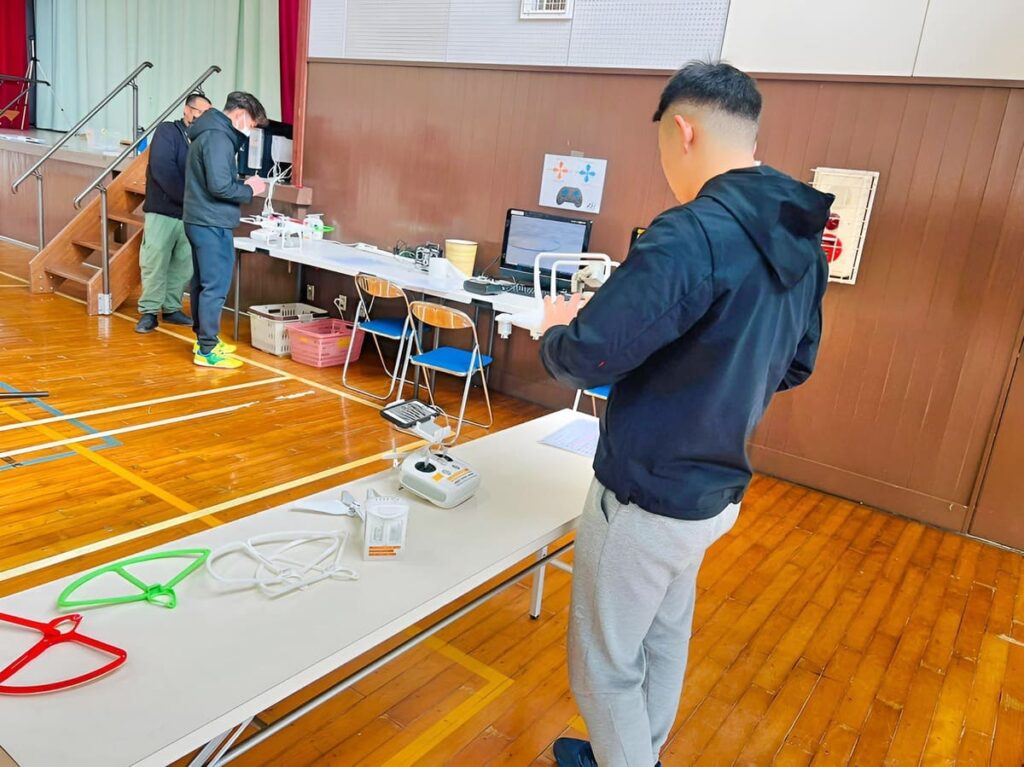 こちらも飛行点検専用ブースで確認作業です。事故防止のためプロペラは取り付けません