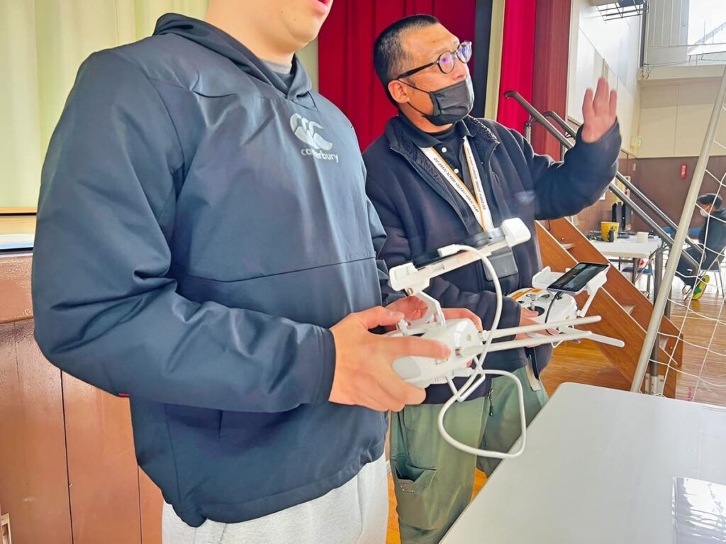 異常事態における緊急着陸訓練の様子です。教官は降下の指示と着陸のタイミングをレクチャーします