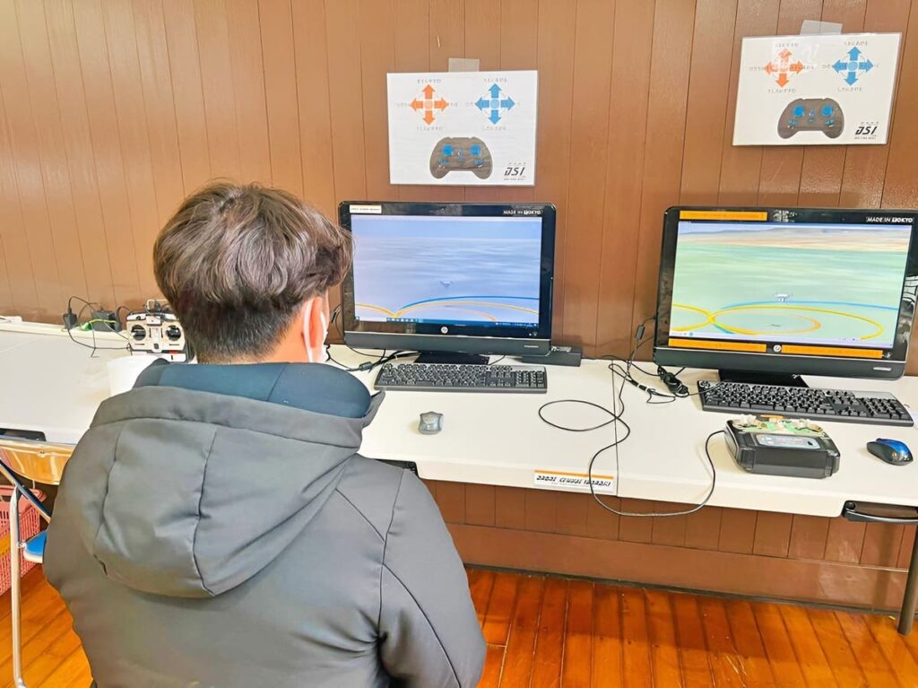 フライトシュミレーターは8の字飛行3パターンを用意し、取得度に合わせステップアップして行きます