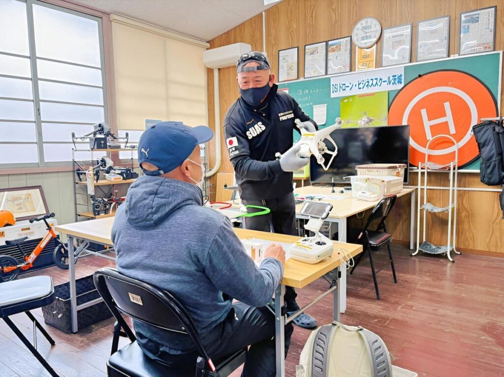 初日はオリエンテーションから飛行前後点検。そして訓練場に移動しての実地訓練です