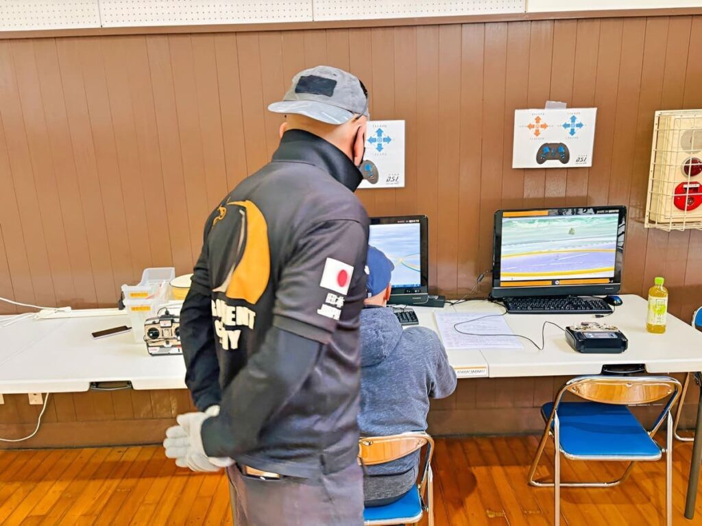 「フライトシュミレーター」は必須。飛行に際してスティック操作は一丁目となります。徹底して習得します