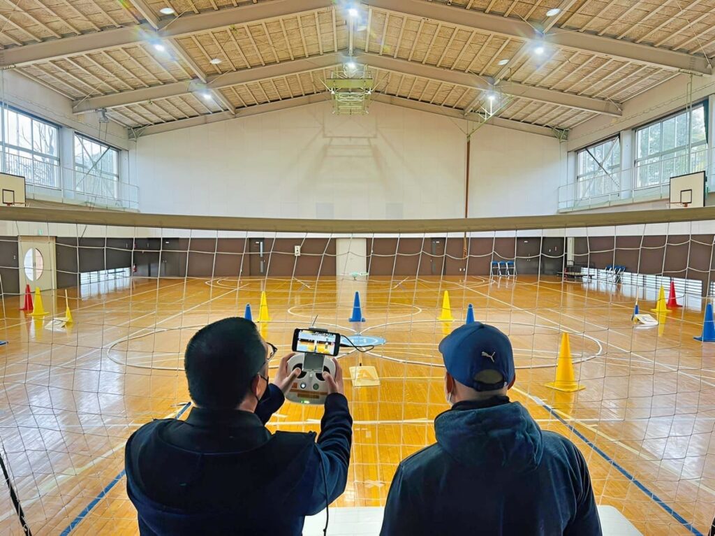 実地訓練。ドローンの機動性について学習中です。まずは教官が手本を披露しながら流れを確認します