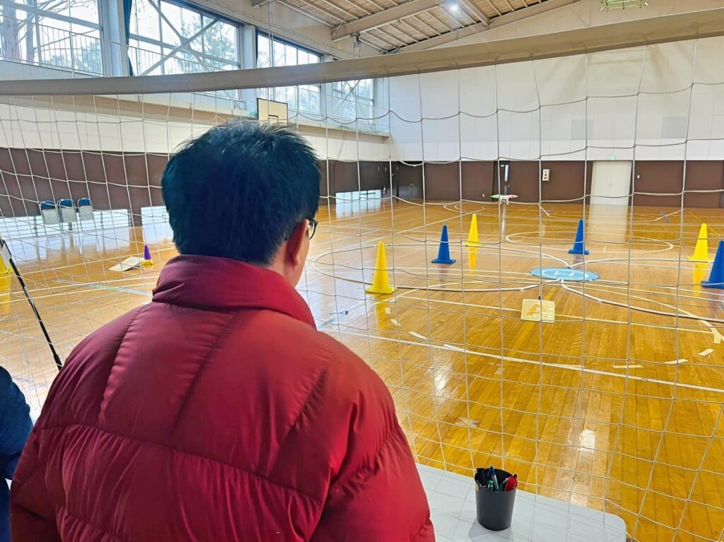 Aモード(手動操縦)でホバリング(定点滞空)を四方向で実施、いづれもビダ止まりが必須です